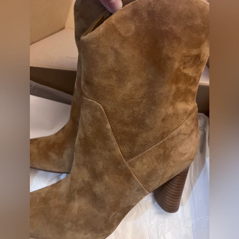 Worn on the Buttom to only try on they’re lightly worn to try on